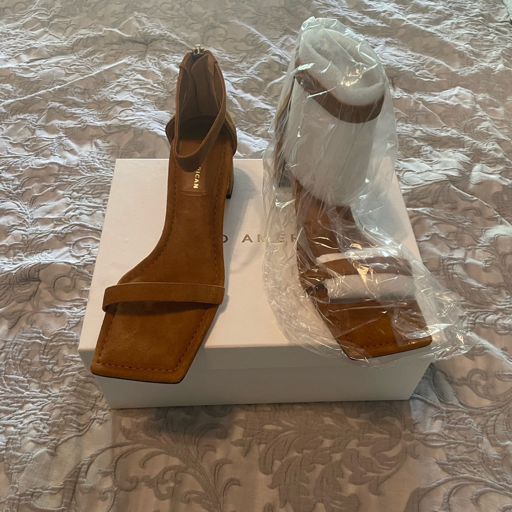 New in box Good American sandal